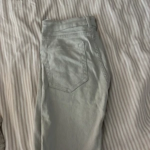 Ljusgrå byxor från H&M - Ljusgrå bootcut jeans från HM