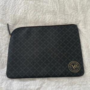 Svart datorfodral by Malene Birger  - Säljer ett så snyggt datorfodral från By Malene Birger. Laptop fodralet är i topp skick och ser helt ny ut. Säljer den då den inte kommer till användning längre. Jag har för mig att den passar datorer upp till 17-tum, men själv använder jag den för min som är 13-tum. 