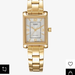Guldfärgad rektangulär klocka från Casio - Snygg guldfärgad klocka från Casio med rektangulär urtavla och tydliga siffror. Klockan har en klassisk design med en länkarmband i metall och är vattenresistent. Perfekt för dig som gillar stilrena accessoarer. Köpt för 689 kr. Använd ett fåtal gånger och inga defekter! Pris kan diskuteras