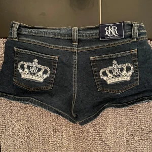 Mörkblå jeansshorts från Rock & Republic - säljer mina jättefina shorts från rock & republic, köpte de här på plick men tyvärr är de förstora för mig så blir tvungen att sälja. ett par glitter detaljer saknas men det är inget man märker alls! priset är diskuterbart, kom privat vid frågor💘