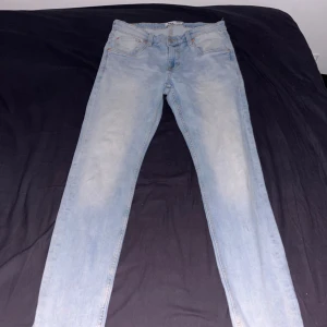 Ljusblå jeansbyxor - Snygga ljusblå jeansbyxor i en klassisk straight stil. Perfekta för en avslappnad look med en normal passform. Byxorna har en traditionell femficksdesign och är tillverkade i slitstarkt denim.