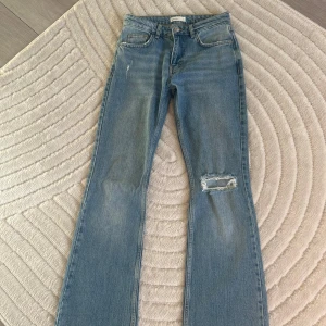 Blå jeans från Gina Tricot  - Snygga blå jeans från Gina Tricot💙använda 1 gång så i helt nytt skick. 