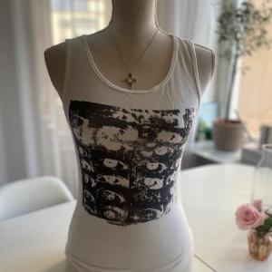 Linne med tryck - Vitt linne med ett svart tryck, okänt märke och storlek men skulle endå säga från XS/S.