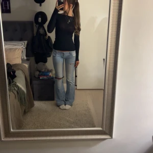 Ljusblå bootcut jeans - Snygga ljusblå bootcut jeans med hål. De har en lågmidjad passform och klassisk femficksdesign. Jeansen har lite disefekter så skriv för bild💕 Skriv gärna om ni vill veta måtten💕 Jeansen passar mig som är oftast 32/34💕Priset kan ändras med en snabb affär 💕
