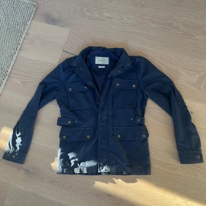 Field jacket - Säljer denna feta field jacket som är perfekt nu till våren . Den är i storlek s och passar dig mellan 170-180. Den är i ett okej skick men det finns lite fläckar och ett hål på insidan som syns i sista bilden. Skriv vid minsta fundering eller fråga. 