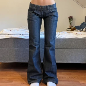 Jeans  - Midjemått: 39cm, innerbenslängd: 84cm 