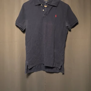 Ralph Lauren Piké - 2st Ralph Lauren pikéer i strl small. Skick; 7/10. Skriv vid frågor och funderingar! En för 129kr, båda för 200.