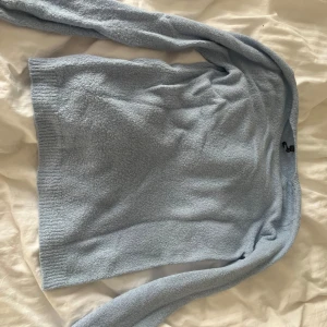 Ljusblå stickad tröja - Blå tunn stickad tröja