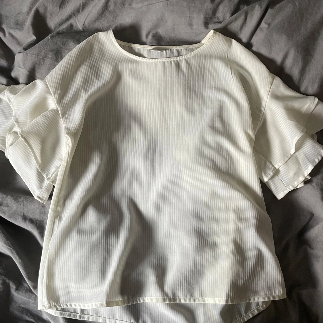 Vit blus med volangärmar - 1