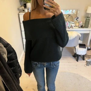 Svart offshoulder tröja - Snygg svart offshoulder tröja med långa ärmar. storlek xs passar s också. köptes för ett tag sedan men har nästan aldrig användts❤️❤️