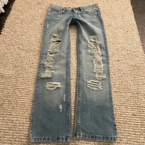 Coola jeans  - Säljer pga för små! Jätte coola jeans med slitningar, tyvärr för små för mig. Midjemåttet tvärs över är 38cm och innerbensländen är 80cm. Vid ytterligare frågor skriv bara🙏 