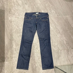 Lågmidjade pepe jeans - Lågmidjade jeans med rak passform men skulle säga att de är lite bootcut💗Säljs eftersom de är för stora för mig. Använda max 3 gånger. Midjemåttet: 40 cm, innerbenslängden: 75 cm, midjehöjden: ca 18 cm. 