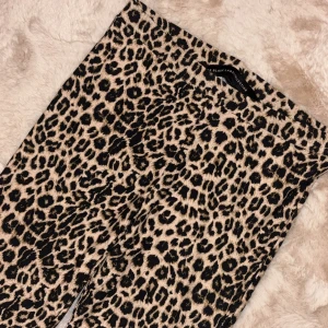 Leopardmönstrade yogapants - Snygga leopardmönstrade byxor. Byxorna är i ett mjukt material som ger en bekväm känsla hela dagen.