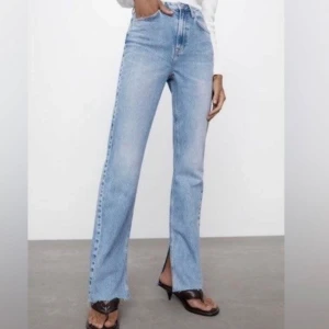 Zara split jeans - Snygga blå jeans från Zara med hög midja och slits vid bensluten🕺