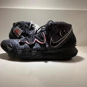 Nike kyrie 5 sb hybdrid - A little uses but in good shape. Goes for around 350-400€ new.