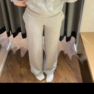 Gråa low waist mjukisbyxor - Säljer ett par low waist grå mjukisbyxor,super sköna. Från bikbok. Använda max 2 gnr 