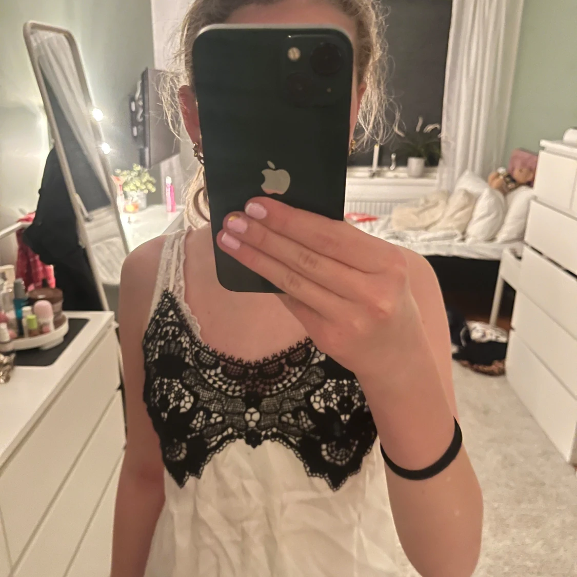 Vit linne med svart spetsdetalj - 1