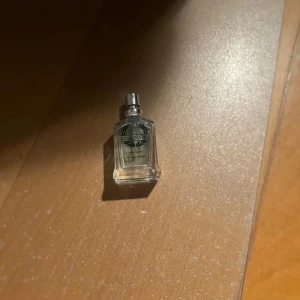 Tre parfymer från NG 120kr - Säljer tre olika parfymer från NG: Gold Digger med gyllene detaljer, Homme med silverdetaljer och Dominator med mörka detaljer. Alla flaskor är små och rektangulära med en elegant design. Perfekt för den som vill ha variation i sin doftsamling.