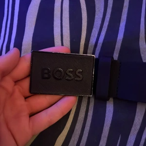Svart bälte från Hugo Boss - Riktigt snyggt och fräscht bälte från BOSS lite använd men man tänker inte alls på det