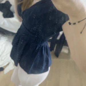 Mörkblå topp - Snygg mörkblå topp. Oanvänd