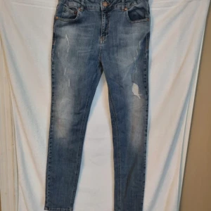 Jeans - Blå jeans i storlek 40 från kappahl.