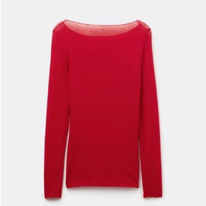Röd Intimissimi tröja - Säljer min fina röda Intimissimi tröja då den knappast kommit till användning. Storlek M och i toppenskick förutom ett litet hål i vänster arm (se bild 4) men inget som man tänker på💞bara att höra av sig vid funderingar