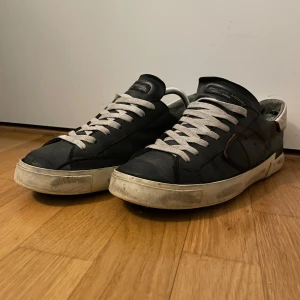Philippe Model skor - Tjena! Säljer dessa philippe model skor för endast 600kr. Storleken är 43. De är använda men har hållt bra och inga tydliga defekter på undersulan. Innersulan är utbytt då den originella sulan gick sönder. Nypris är 3600kr. Box och dustbag ingår tyvärr inte då jag ej har kvar de. Vid minsta lilla fråga är det bara att höra av sig eller vid behov av fler bilder. Pris kan såklrt diskuteras!