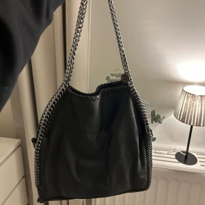 Stella McCartney liknande väska  - Jättesnygg väska i superbra skick! Liknar Stella McCartney!