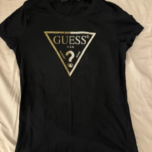 Guess T-shirt  - Guldiga trycket har ”flagnat” lite men annars allt bra! Storlek s men passar xs också