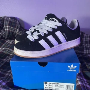Adidas Campus  - Säljer adidas campus inköpta för 1400 säljer för väldigt bra pris dom är i väldigt bra skick använt dom ett fåtal gånger bara. Pris kan diskuteras vid snabb affär.
