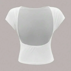 Vit kortärmad topp med öppen rygg - Säljer en snygg vit topp med korta ärmar och en trendig öppen rygg. Perfekt för sommardagar eller en utekväll. Toppen är i bra skick och passar till både jeans och kjol.🤍🤍