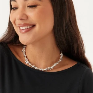 Pilgrim ACT silvrigt halsband - Supercoolt halsband från pilgrim i modellen ACT. Endast testat, som nytt. Nypris 599 kr