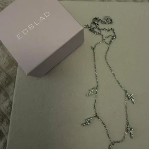 Silverhalsband med blixtberlocker från Edblad - Lightning Sparkle Necklace Multi Steel. Elegant silverhalsband från Edblad med små blixtformade berlocker dekorerade med glittrande stenar. Halsbandet kommer i en snygg förpackning. I nyskick! ❣️ 