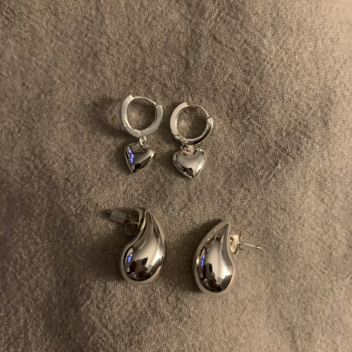 Två par silverörhängen