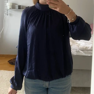 Mörkblå blus  - Mörkblå blus ifrån Second Female i storlek M. Men passar även S. Fint skick och ny pris är ca 800 kr. Mitt pris 250 kr men pris kan diskuteras! 