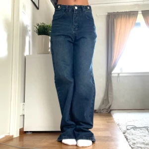 Mörkblå jeans med hög midja - Säljer ett par snygga mörkblå jeans med hög midja. De har en straight passform som ger en avslappnad look. Perfekta för både vardag och fest! 🖤