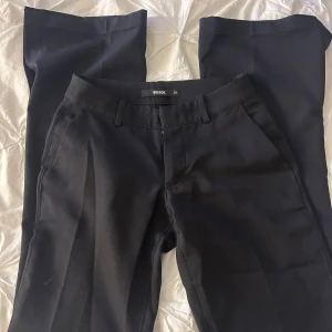 Lågmidjade kostymbyxor med slits - Ena knappen är trasig men borde gå lätt att laga (se bild 3)