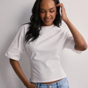 Knyttopp - Vit topp ifrån Nelly, aldrig använd 💗 kommer ej till användning, storlek S 💗