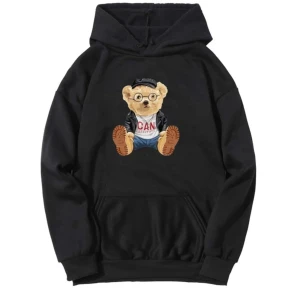 Svart hoodie med nallemotiv - Säljer en supermysig svart hoodie med ett gulligt nallemotiv på framsidan. Perfekt för höst och vinter med sin varma och bekväma passform. Den har en klassisk känguruficka och en skön huva. Passar perfekt för en avslappnad stil!