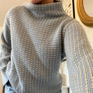 Stickad tröja med högkrage - Blå/ljusgul stickad tröja med hög krage. Frakt tillkommer på 58kr 🫶🏻