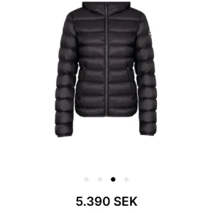 Colmar jacka  - Jätte fin colmar jacka som köptes förra vintern , har tagit bra hand om den förutom på vänster armen där den gått sönder men blev ihopsydd av skräddare .