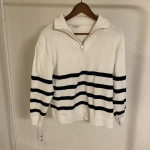 En somrrig halfzip hoddie.  - Ziptröjan är i fint skick.(Andvänd ett fåtal gånger. Storlek 170