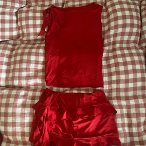 Röd set!  - Jätte fin set från Alixepress (andra bilden är från annonsen), en röd topp med volanger vid ena axeln med en matchande röd kjol!