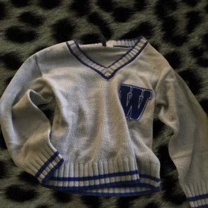 Stickad sweater - Söt grå stickad sweater som är lite cropped från hm, lite använd men är i god skick.