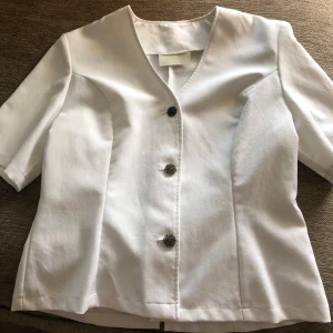 Super fin kofta/blus - Säljer denna super fina kofta/blus som är i nyskick🤍 Säljer pågrund av att den inte har kommit till användning. Vet ej vad storleken är men den passar mig som är S och skulle passa M och Xs också🤍🤍🤍