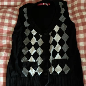 Stickad väst  - Super söt stickad väst med knappar och två framfickor! Har använt ett par gånger men är i fin skick och inte nopprig alls. Skriv för mer bilder! 