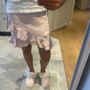 Rosa kjol💗💗 - Denna super snygga kjol är i ett mycket bra skick och har fått bra många komplimanger😘Vet ej varken storlek eller märke men känns som S🙌🏼💗 