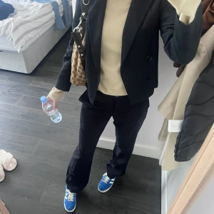 Kostymbyxor i ull  - Mörkblå lågmidjade kostymbyxor i ull. Storlek s /xs lågmidjade. (Jag är 171 cm) Köpt vintage. Kan skicka fler bilder om det önskas. 