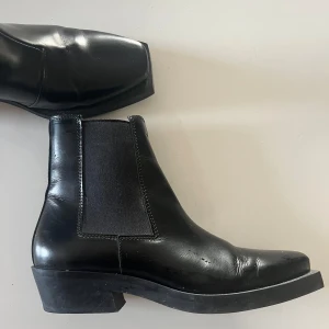 boots från Other stories - Svarta Boots i strl 39 från other stories i bra skick🥰