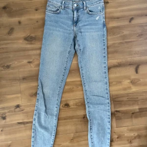 Skinny jeans - Blåa skinny jeans från Bik Bok i storlek xs. Använda men i fint skick